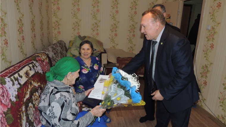 Олег Матвеев поздравил жительницу Новочебоксарска с юбилеем
