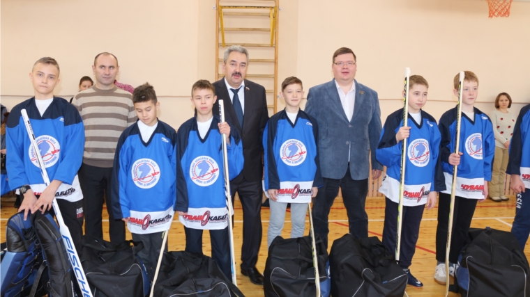 В день рождения легенды мирового хоккея Валерия Харламова команда чебоксарской школы №27 присоединилась к участникам Школьной хоккейной лиги