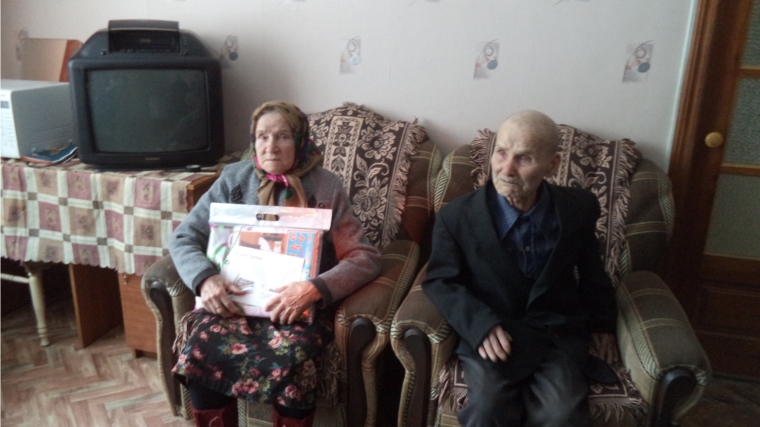 В ТОСе «Юраковский» поздравили с 90-летним юбилеем Николаеву Нину Николаевну