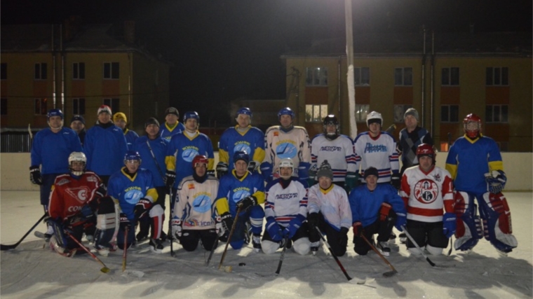 Команда администрации Мариинско-Посадского района сыграла в хоккей с районными депутатами