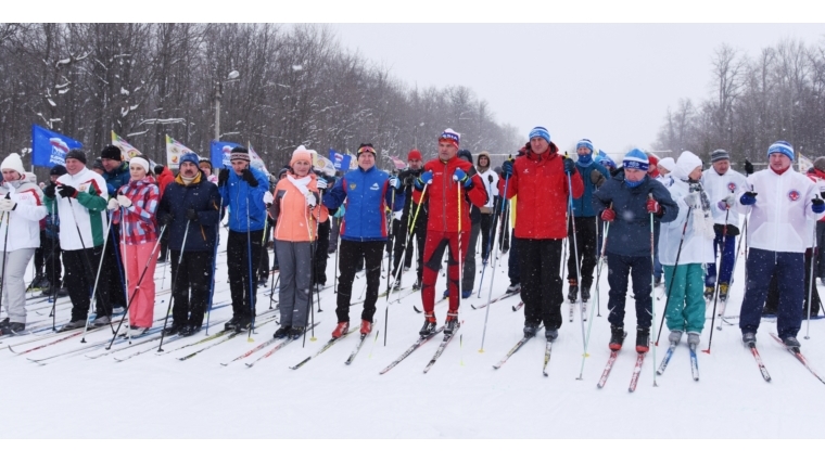 Год Матери и Отца в Чувашии спортивные семьи республики открыли традиционными лыжными гонками