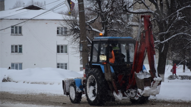 В усиленном режиме работают сегодня коммунальщики города Шумерли из-за сильного снегопада