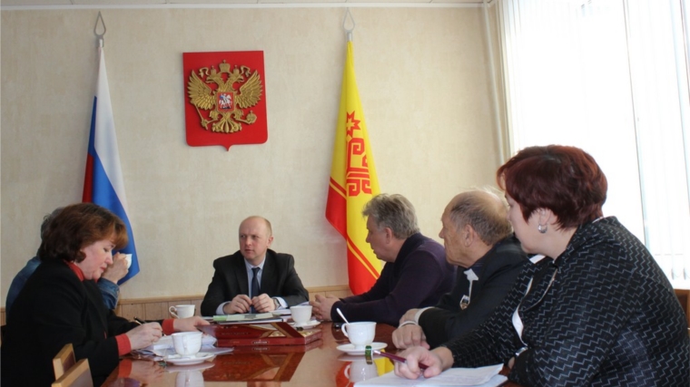 Сегодня глава Ядринской районной администрации Андрей Софронов встретился с художниками