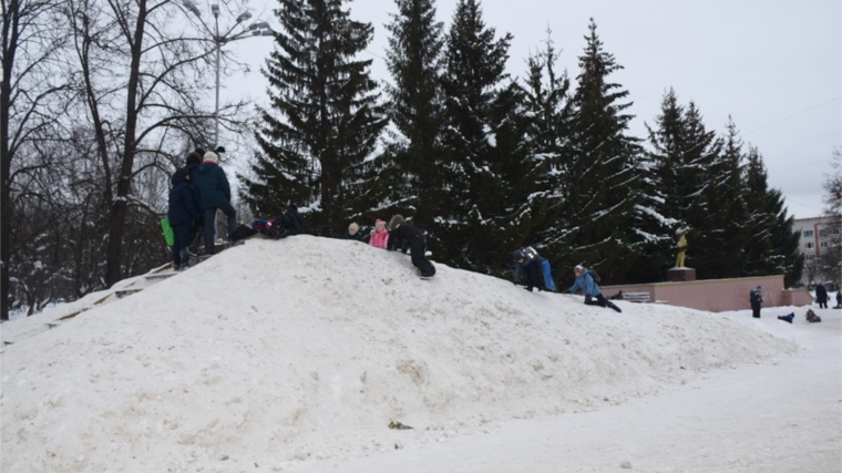Снежная горка на центральной площади города Шумерли востребована у детворы