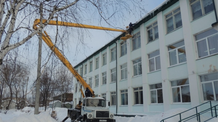Решая проблему очистки кровли школы от сосулек и наледи