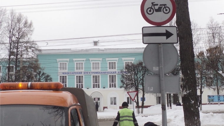 Вниманию водителей: в Чебоксарах скорректировали работу светофоров, установили новые дорожные знаки