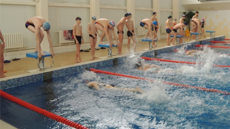 Юные шумерлинцы выявляли сильнейших в эстафете по плаванию в зачёт месячника оборонно-массовой и спортивной работы