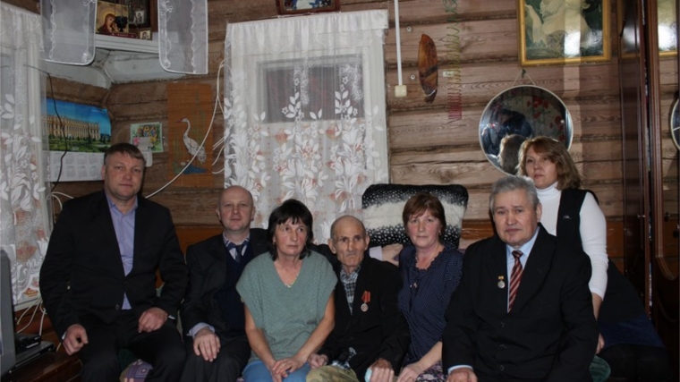Ветерана войны глава Ядринской районной администрации Андрей Софронов поздравил с 90-летием