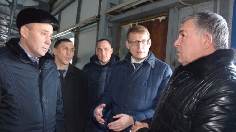 В ходе Единого информационного дня министр Владимир Михайлов изучил проблемы ЖКХ в Батыревском районе