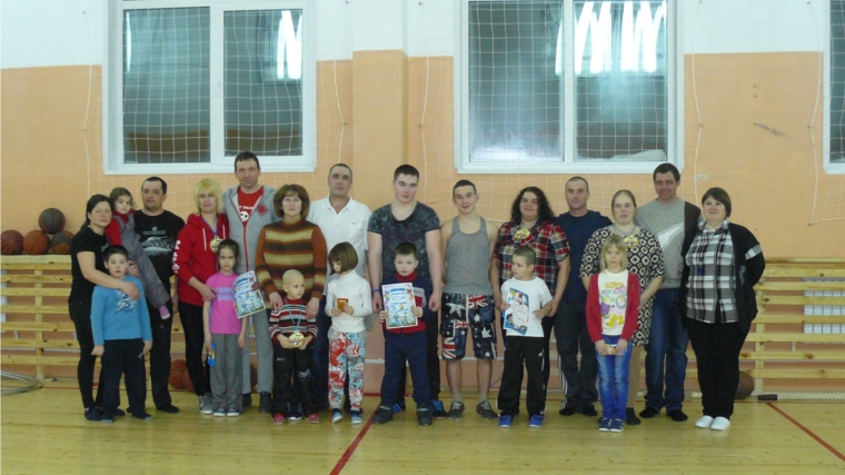 Победителем спортивных соревнований «Мама, папа, я - спортивная семья», организованных в Кирской школе, стала семья Казаковых