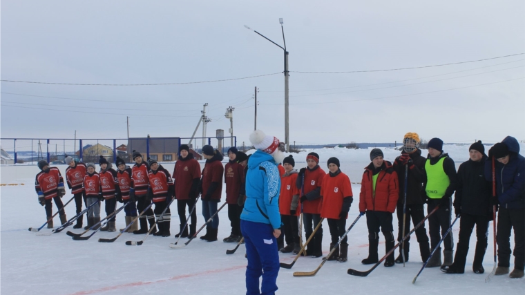 В Козловке прошли финальные игры по хоккею в валенках среди дворовых команд