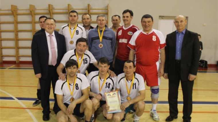 Команда ветеранов города Канаша- призер открытого волейбольного турнира среди мужских команд в г.Козловка
