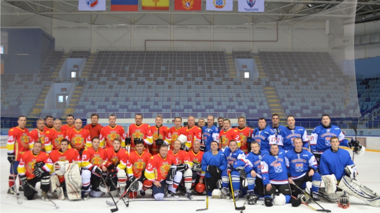 В День защитника Отечества хоккейные команды Правительства Чувашии и администрации города Чебоксары встретились на льду «Чебоксары-Арена».