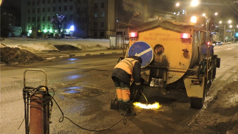 Алексей Ладыков поставил задачу вести ямочный ремонт улично-дорожной сети в Чебоксарах в три смены