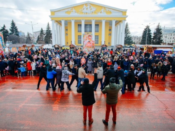 Тысячи горожан и гостей столицы отпраздновали на Красной площади Масленицу (&quot;Чебоксары.ру&quot;)
