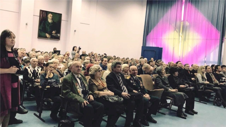 Участников городского конкурса «Две звезды: дед и внук» поздравила председатель постоянной комиссии Чебоксарского городского Собрания депутатов по социальному развитию и экологии Наталия Ванеркина