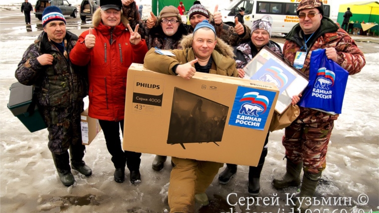 г. Канаш: Александр Петров - победитель Первого зимнего рыболовного фестиваля «Ловись рыбка - 2017» в номинации «Самый большой улов»