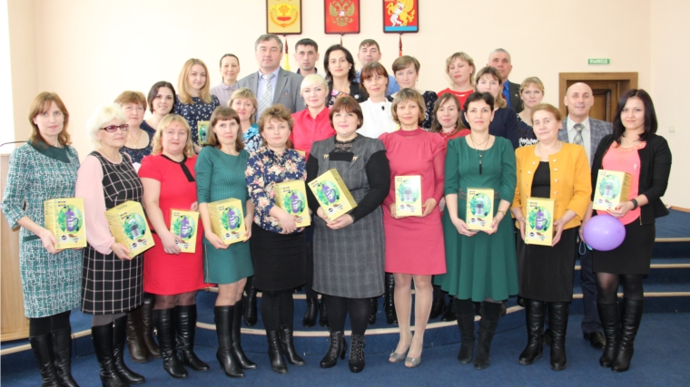 Накануне Международного женского дня поздравления принимали сотрудницы администрации Красночетайского района