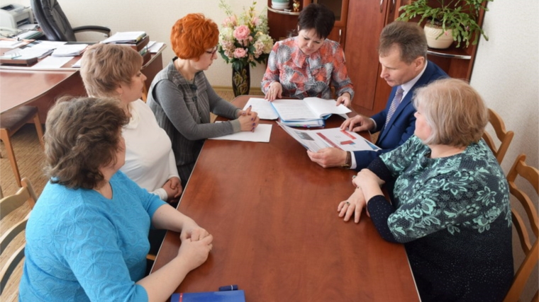Руководители учреждений соцкультбыта города Шумерли представляют анализ финансово-хозяйственной деятельности