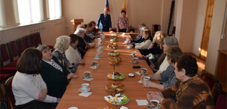 Поздравления с Международным женским днем принимали бывшие работницы администрации города Шумерли