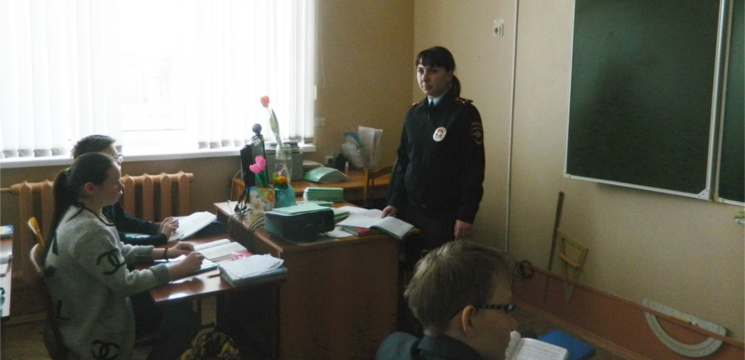 С юными шумерлинцами представители полиции проводят профилактические беседы на тему: «О вреде интернета и социальных сетях»