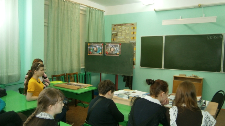 В Алгашинской школе состоялась выставка «говорящих» картин
