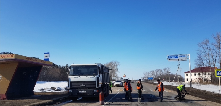 В Урмарском районе идут работы по устранению ям на автодорогах