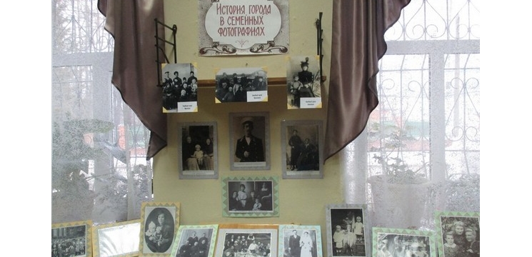 В Ядринской центральной библиотеке 21 марта открылась фотовыставка «История города в семейных фотографиях»