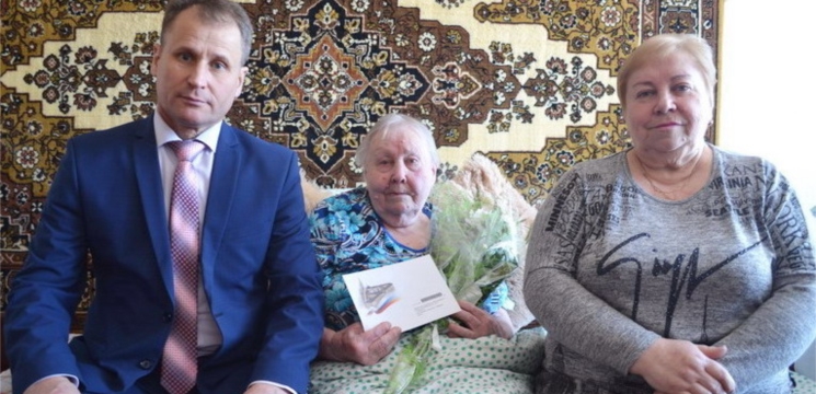 С 90-летием поздравили труженицу тыла военных лет Валентину Александровну Демишову