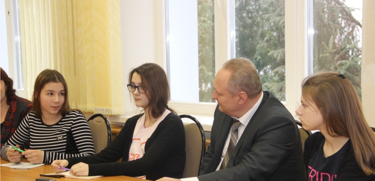 Глава администрации г. Новочебоксарск Игорь Калиниченко встретился с юными журналистами