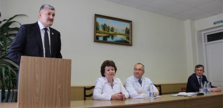 Министр Владимир Викторов посетил Аликовскую центральную районную больницу