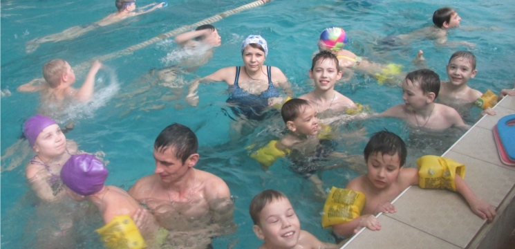 Восходские школьники и их родители День здоровья провели в бассейне