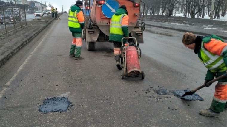 В марте дорожники залатали около 9,5 тысяч кв.м. асфальтового покрытия в Чебоксарах