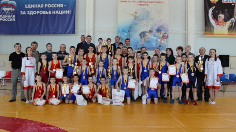 В спортивном зале ФСК «Присурье» прошел республиканский турнир по вольной борьбе памяти В.Н. Кочкова
