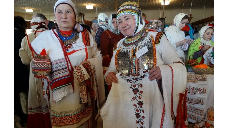 Чувашский взрослый национальный костюм: платье, пояс, головная повязка и подъюбник.