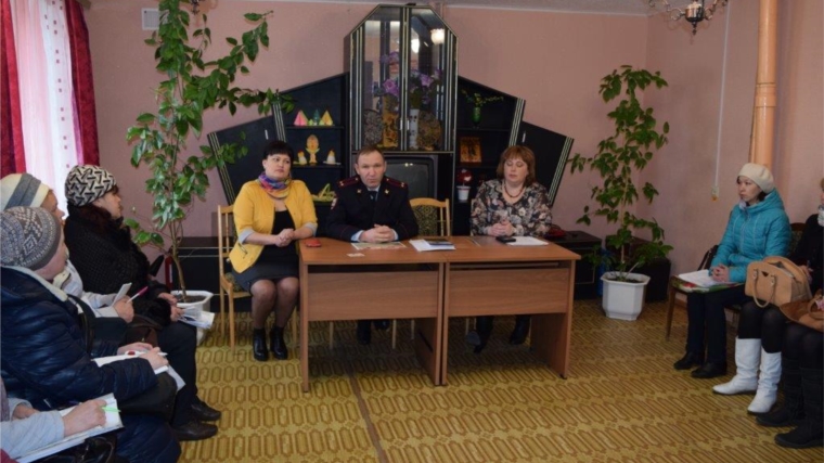В БУ «Канашский КЦСОН» прошла встреча социальных работников отделений социального обслуживания на дому с заместителем начальника отдела полиции Канашского района Яковлевым Э.Н.