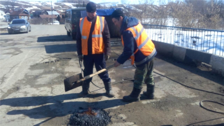 На дорогах республики в усиленном режиме ведется ямочный ремонт асфальтобетонного покрытия