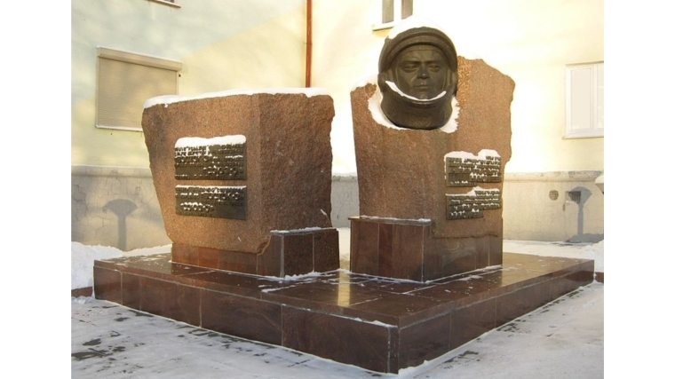 Коммунальные службы благоустроили территорию возле памятников Ю.Гагарину и А.Николаеву