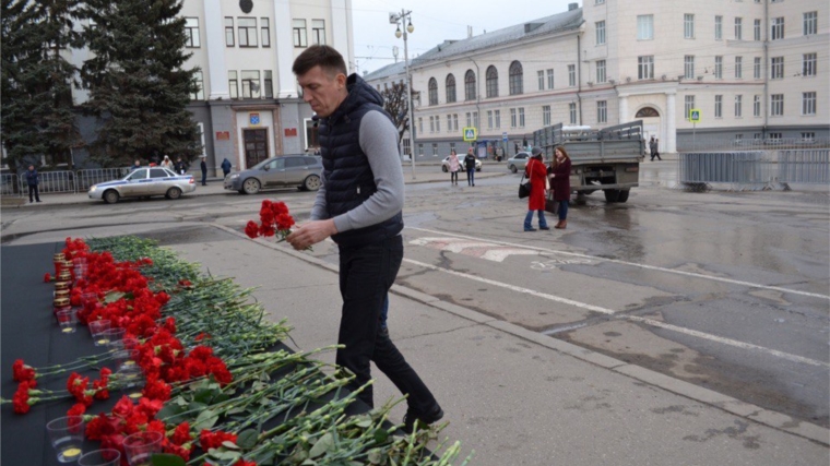 Депутат НГСД Александр Алехин почтил память погибших от теракта в Санкт Петербурге и возложил цветы в память о погибших.