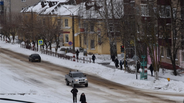 Коммунальщики города Шумерли устраняют последствия весеннего снегопада. Автомобилистов на летней резине просят воздержаться от поездок