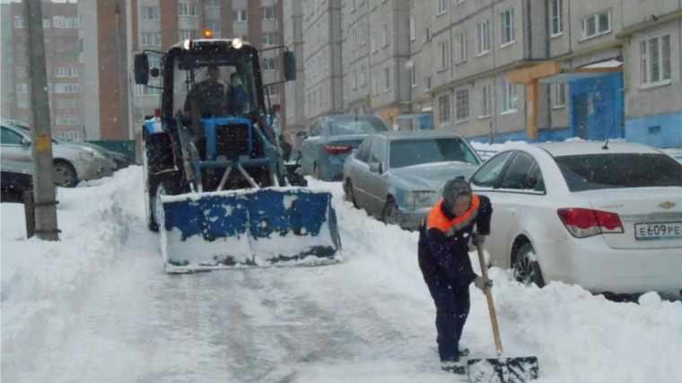 Ленинский район г. Чебоксары: на уборке внутриквартальных территорий от снега задействованы 14 единиц техники и 160 дворников