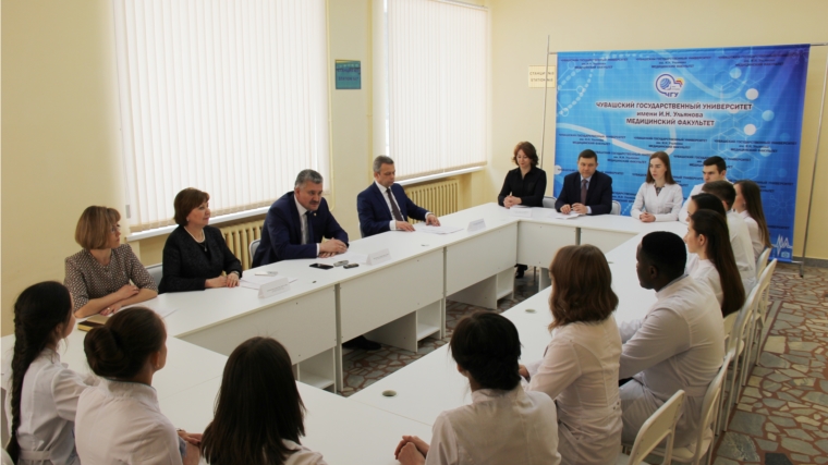 Министр здравоохранения Владимир Викторов встретился за круглым столом с интернами и ординаторами