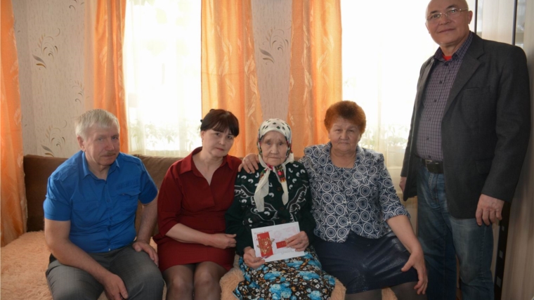 Глава администрации Вурнарского района Леонид Николаев поздравил долгожительницу, труженицу тыла, ветерана труда Дарию Кудряшову с 90-летним юбилеем