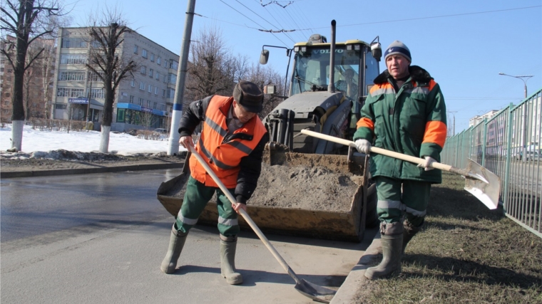 В Новочебоксарске продолжаются работы по содержанию дорог