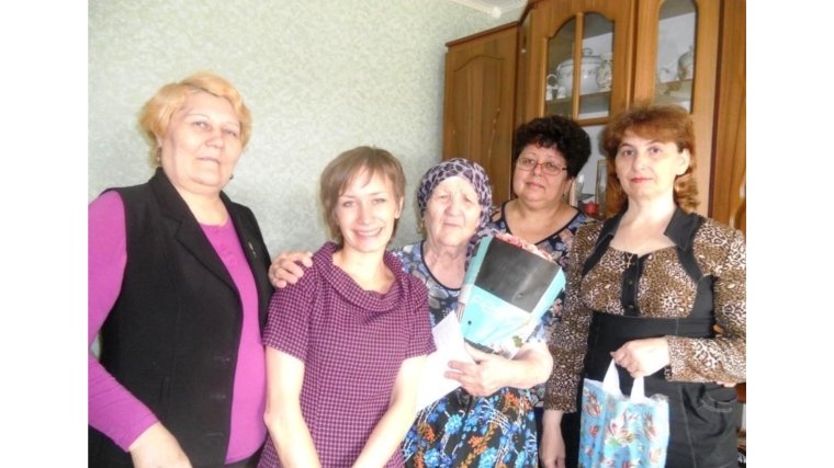 Поздравления принимает жительница города Новочебоксарска, ветеран Великой Отечественной войны Екатерина Рыбьякова