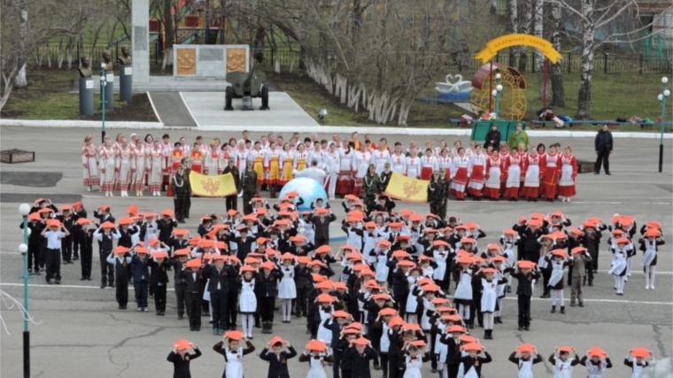 На Центральной площади села Яльчики прошел флешмоб «Символы республики – символы народа»