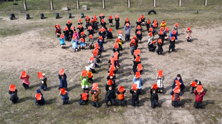 Ко Дню государственных символов Чувашской Республики в Алатырском районе проведен флешмоб «Символы Республики - символы народа»