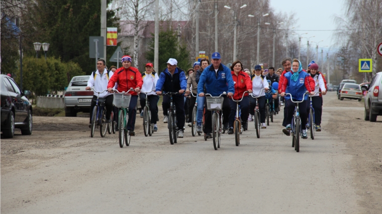 Десятки любителей спорта вышли на велопробег, посвященный Дню государственных символов Чувашской Республики