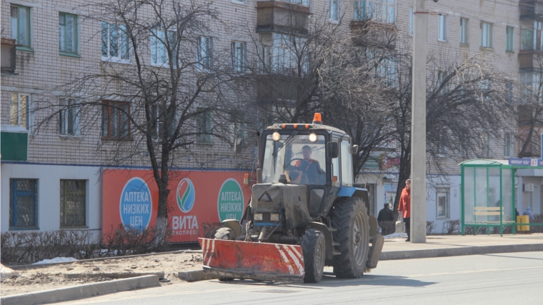 В Новочебоксарске продолжается очистка городских дорог