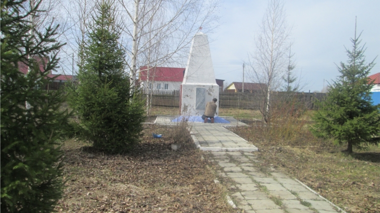 Навели порядок на территории вокруг памятника защитникам Великой Отечественной войны